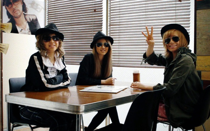 リラックスして撮影にのぞむ「10th ANNIVERSARY BEST」宣伝隊の3人。