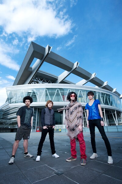 「SUPER DISCO Hits」会場のさいたまスーパーアリーナ前に立つthe telephones。