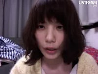 Ustream配信を行う後藤まりこ。配信中には「♪ポポポポーン！」と「あいさつの魔法。」を突然歌いだす場面も。