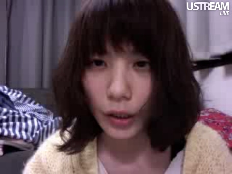 Ustream配信を行う後藤まりこ。配信中には「♪ポポポポーン！」と「あいさつの魔法。」を突然歌いだす場面も。