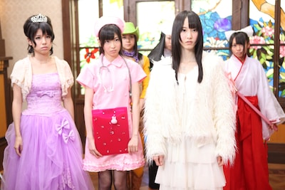 松井玲奈（写真右から2番目）は人気アイドル歌手役で登場。