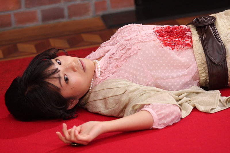 孤島のホテル「斜陽館」のオーナー・桑原みずき（写真）は、何者かによって殺害されてしまう。