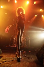 アヴちゃん（Vo）（Photo by 岩根愛）