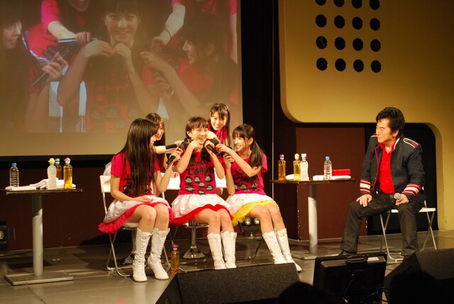 写真は水木一郎を相手に迎えた第6戦「VS.アニソン」の様子。アニキからの直伝により、5人はこの日「ももいろクローバー、ゼェーット！」の決めポーズを完成させた。