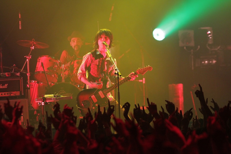 写真は新木場STUDIO COAST公演の様子。左が対馬祥太郎、右が光村龍哉。