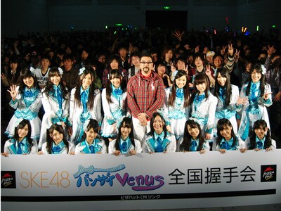 福岡握手会のフォトセッションでは、SKE48劇場支配人の湯浅洋（写真中央）も参加。 (C)PYTHAGORAS PROMOTION