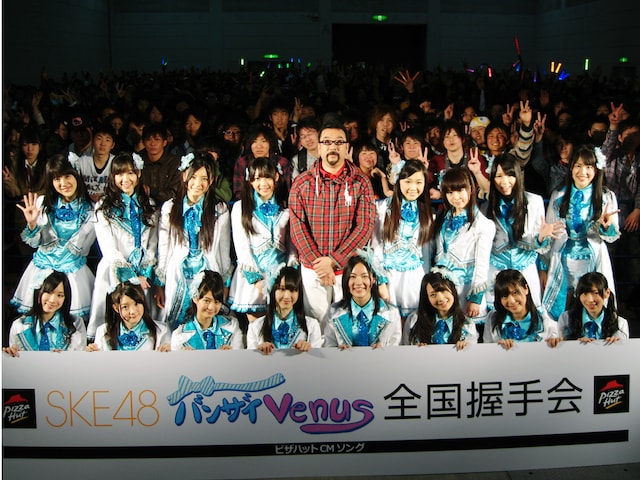 福岡握手会のフォトセッションでは、SKE48劇場支配人の湯浅洋（写真中央）も参加。 (C)PYTHAGORAS PROMOTION