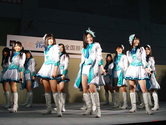 福岡握手会でのミニライブの様子。 (C)PYTHAGORAS PROMOTION