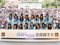 大阪握手会のフォトセッションより。 (C)PYTHAGORAS PROMOTION