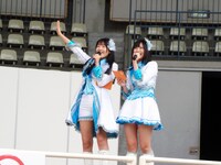 大阪握手会のトークコーナーで、司会役を務める桑原みずき（写真左）と向田茉夏（右）。 (C)PYTHAGORAS PROMOTION