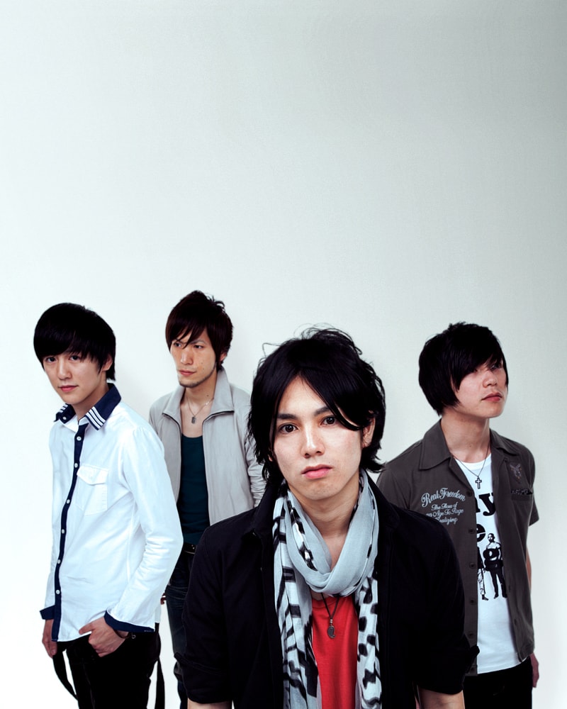 写真左から葛西一茂（Dr）、鳥居塚尚人（B）、津久井恒仁（Vo, G）、久保田庸友（G）。