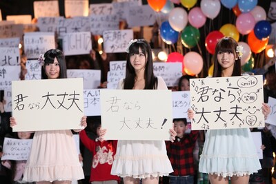 各界のアスリートたちからのメッセージボードを掲げるフレンチ・キスのメンバー。