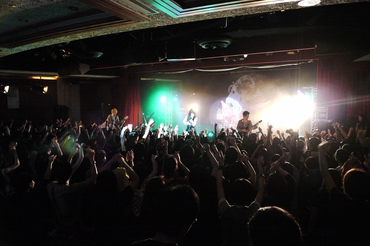 写真は香港ライブの模様。