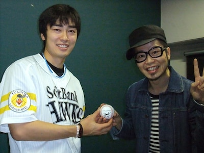 ボールを手に笑顔を見せる和田毅投手（写真左）と上中丈弥（写真右）。