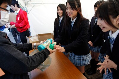 参加者から家庭用トイレ洗剤を受け取るSKE48メンバー。 (C)KYORAKU/PYTHAGORAS PROMOTION