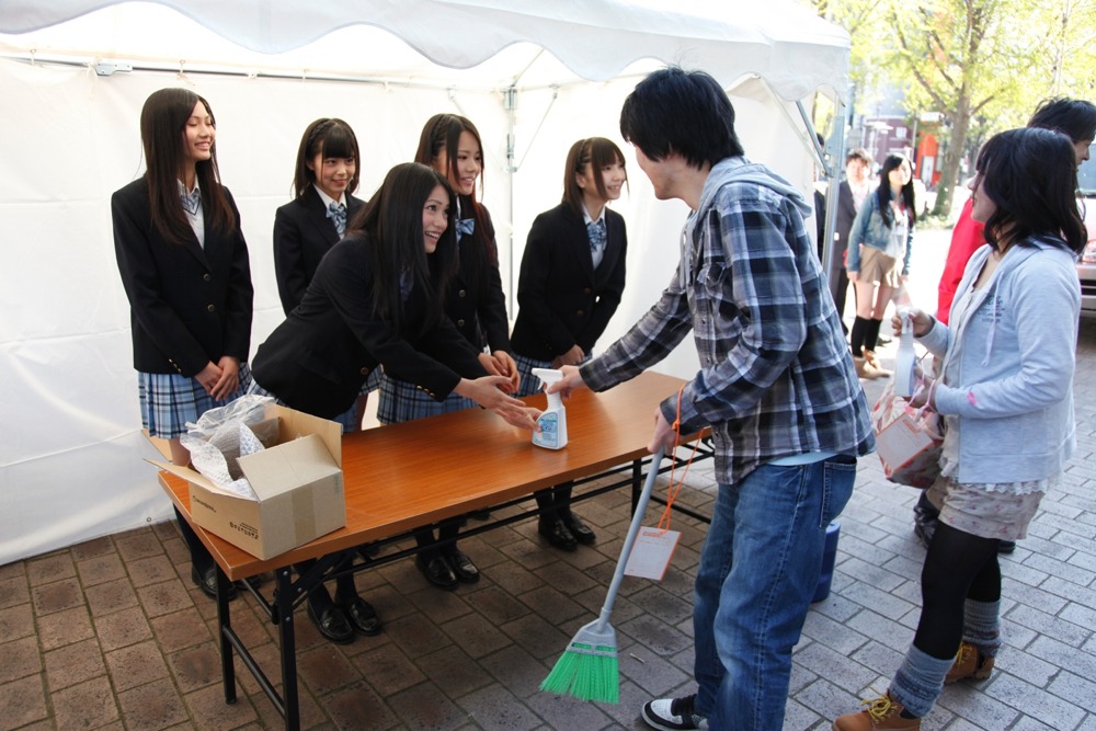 参加者から家庭用トイレ洗剤を受け取るSKE48メンバー。 (C)KYORAKU/PYTHAGORAS PROMOTION