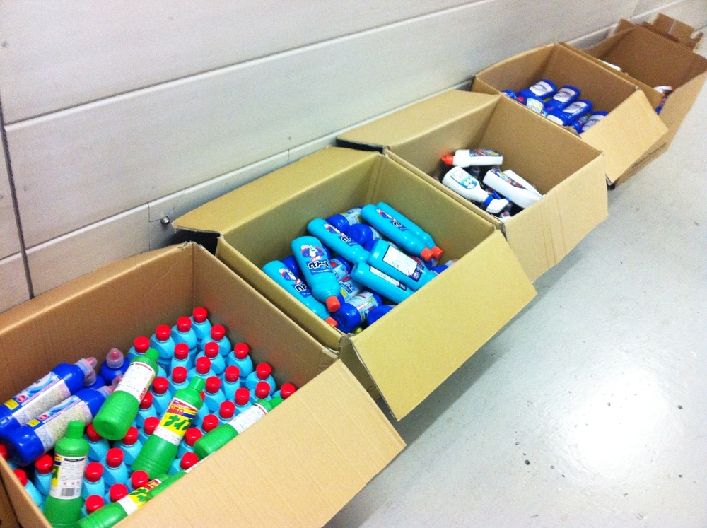 集まった家庭用トイレ洗剤。 (C)KYORAKU/PYTHAGORAS PROMOTION