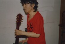 「Love & Peace & Guitar」Tシャツを身に着けた仲井戸“CHABO”麗市。
