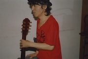 「Love & Peace & Guitar」Tシャツを身に着けた仲井戸“CHABO”麗市。