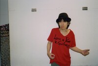 「Love & Peace & Guitar」Tシャツを身に着けた仲井戸“CHABO”麗市。