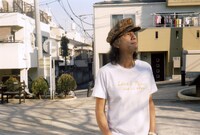 「Love & Peace and ... How?」Tシャツを身に着けたChar。