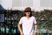 「Love & Peace and ... How?」Tシャツを身に着けたChar。