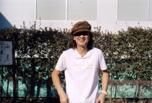 「Love & Peace and ... How?」Tシャツを身に着けたChar。