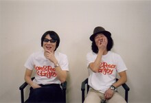 「Love & Peace & Enjoy」Tシャツを身に着けた真心ブラザーズ。