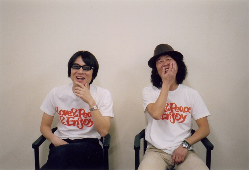 「Love & Peace & Enjoy」Tシャツを身に着けた真心ブラザーズ。