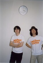 「Love & Peace & Enjoy」Tシャツを身に着けた真心ブラザーズ。