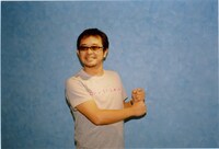 今週の人気の画像6位は「清志郎×ユニクロ『UT』にCHABO、民生、吉井、和義ら」より、「LOVE & PEACE & CARP」Tシャツを身に着けた奥田民生。