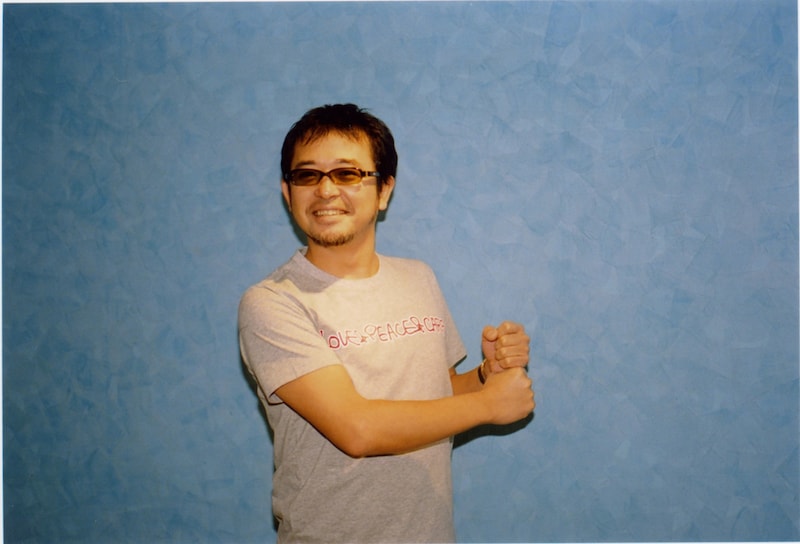 「LOVE & PEACE & CARP」Tシャツを身に着けた奥田民生。