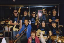 「LOVE & PEACE & PARADISE」Tシャツを身に着けた東京スカパラダイスオーケストラ。