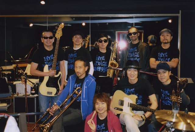 「LOVE & PEACE & PARADISE」Tシャツを身に着けた東京スカパラダイスオーケストラ。
