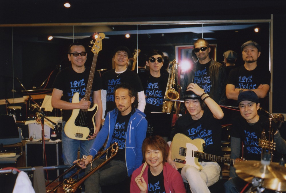 「LOVE & PEACE & PARADISE」Tシャツを身に着けた東京スカパラダイスオーケストラ。