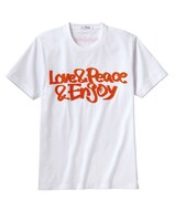 真心ブラザーズモデルの「Love & Peace & Enjoy」Tシャツ。