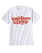 真心ブラザーズモデルの「Love & Peace & Enjoy」Tシャツ。