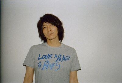 「LOVE & PEACE & BLUES」Tシャツを身に着けた吉井和哉。