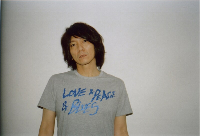 「LOVE & PEACE & BLUES」Tシャツを身に着けた吉井和哉。