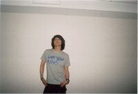 「LOVE & PEACE & BLUES」Tシャツを身に着けた吉井和哉。