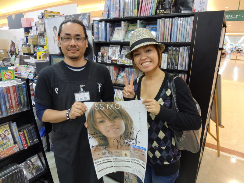 CDショップでシングル「一緒懸命」をアピールするMiss Monday。