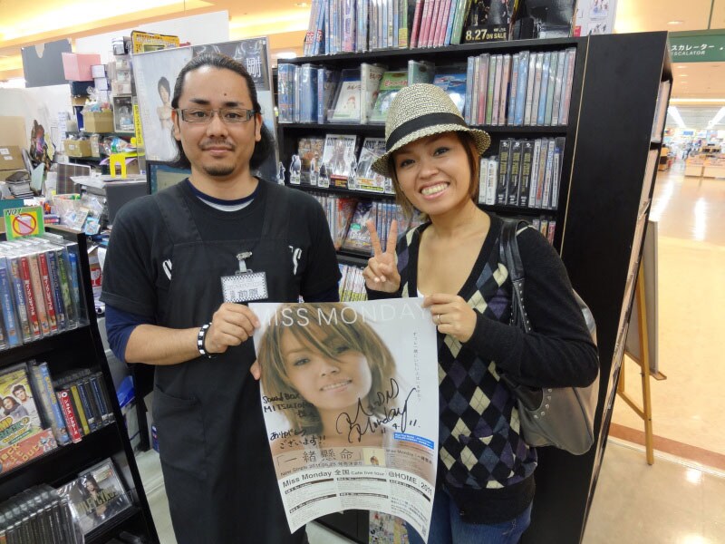 CDショップでシングル「一緒懸命」をアピールするMiss Monday。