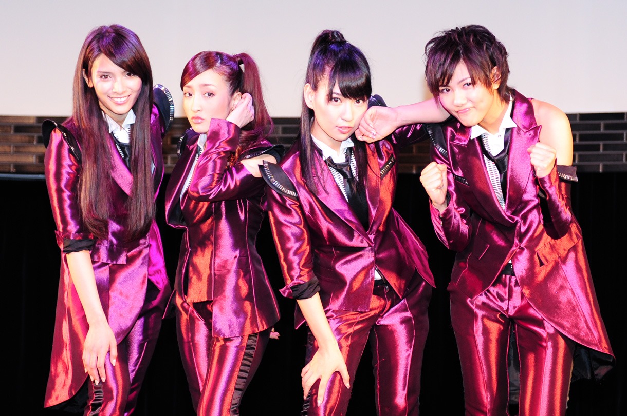お披露目会で国内初のパフォーマンスに臨んだDiVAの4人（写真左から秋元才加、梅田彩佳、増田有華、宮澤佐江）。