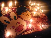 高見沢俊彦、堂本剛、高橋みなみをイメージした絵柄が描かかれているバースデーケーキ。