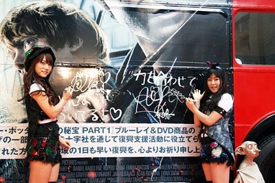 ロンドンバス車体にメッセージを書いた高城亜樹（写真左）と多田愛佳（右）。