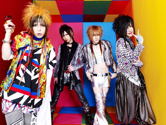 ニューシングルリリースにあわせて、アーティスト写真を一新したDOG inTheパラレルワールドオーケストラ。