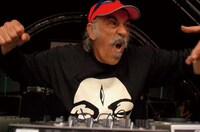 club axxisでパフォーマンスを行うラジャ・ラム。