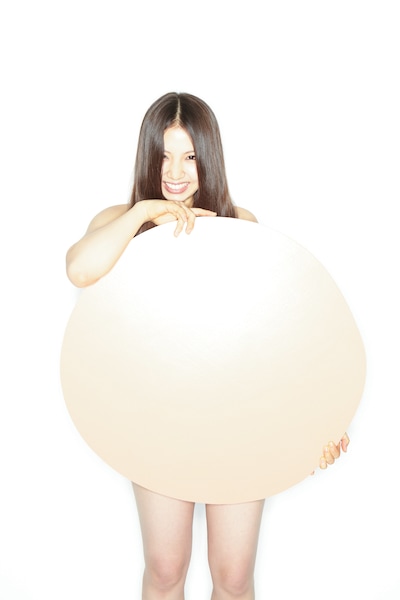 阿部真央は5月18日にリリースする両A面シングルから「モットー。」を披露。