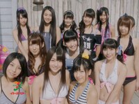 コラボ水着を着用したSUPER☆GiRLS。