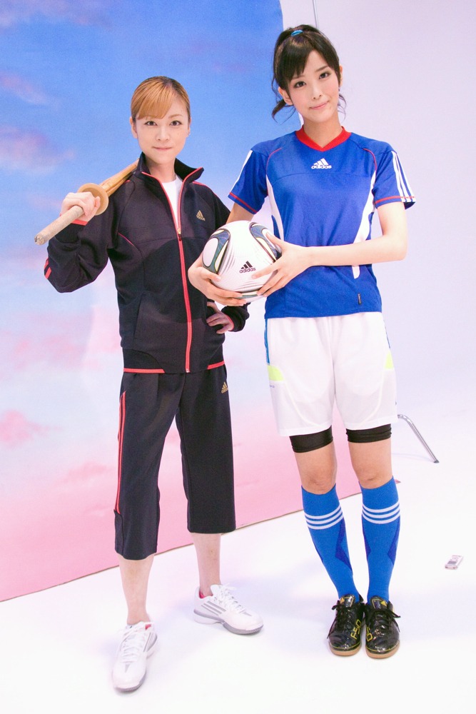 「やっぱ青春」ビデオクリップ撮影より。写真左から吉澤ひとみ、北原沙弥香。